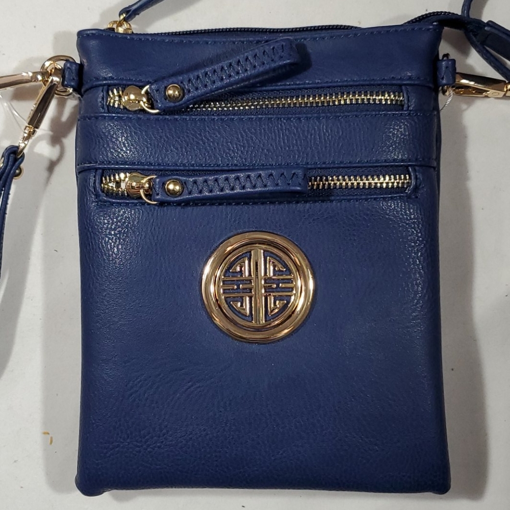 Navy blue 💙 crossbody purse with logo.